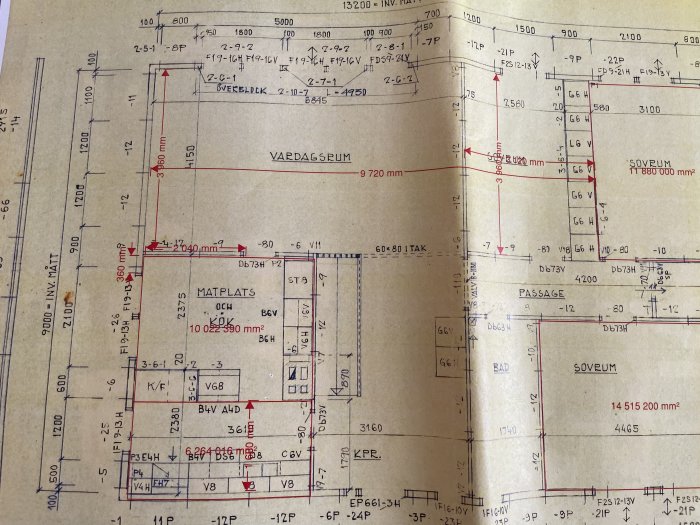 Ritning av en planlösning för ett 70-talshus med detaljerad beskrivning av hall, kök, vardagsrum och andra rum.