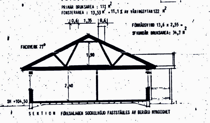 Sektionsritning av hus med måttangivelser, tänkt vägg och kamin som användaren vill ta bort.