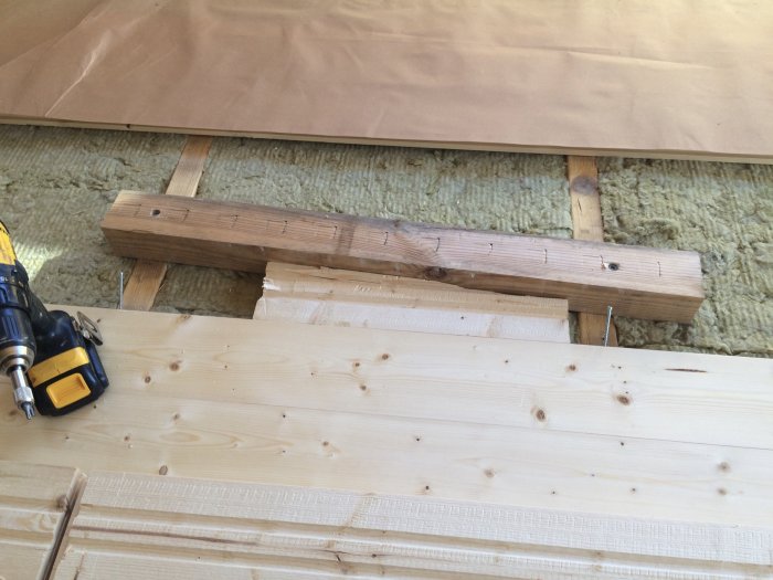 28x125mm golvsättning med spåntade brädor och kil används för att fästa den sista brädan.