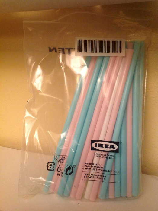 Påse med hundra rosa och blå sugrör från Ikea, tillverkade av papper, ligger mot en ljus bakgrund.
