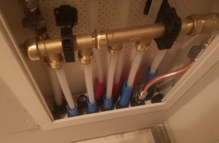 Rörsystem med ventiler i inbyggnadsskåp, ej i nivå med skåpets botten.