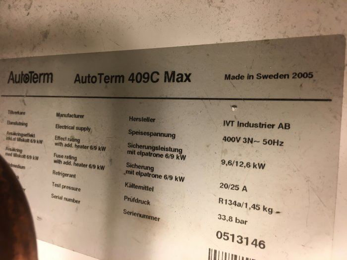 Informationsmärkning på AutoTerm 409C Max bergvärmepump från IVT Industrier AB, tillverkad år 2005.