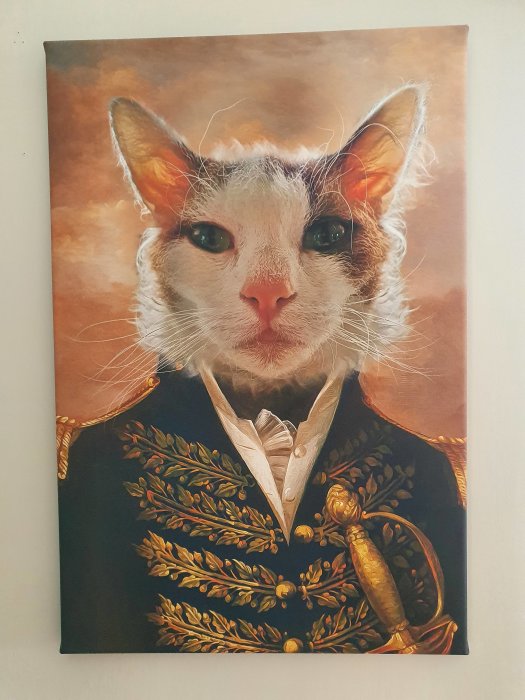 Målning av en katt med ett människolikt ansikte klädd i en historisk militäruniform.