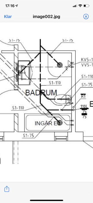 Ritning av ett badrum med markerade VVS-installationer, inredningsdetaljer och måttangivelser.