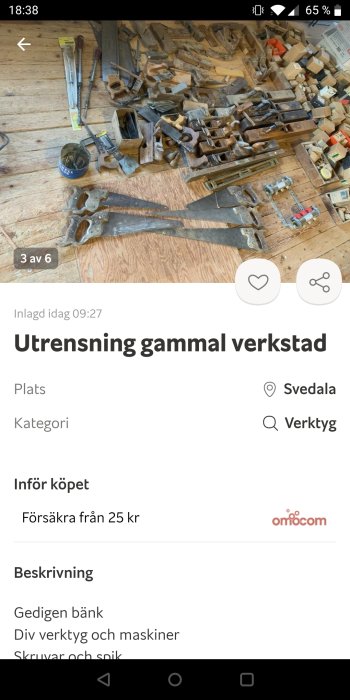 Samling gamla verktyg från verkstad, inklusive hyvlar och skiftnycklar.