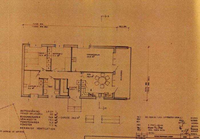 Gammal arkitektritning av en bostadsplan med mått och rumsetiketter, inklusive badrum, vardagsrum och kök.