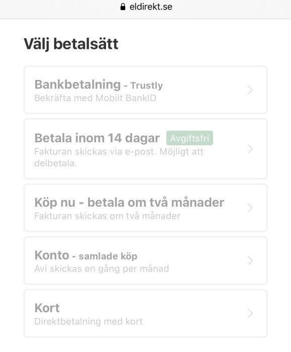 Skärmdump av betalningsalternativ inklusive bankbetalning, faktura och kort på en e-handelswebbplats.