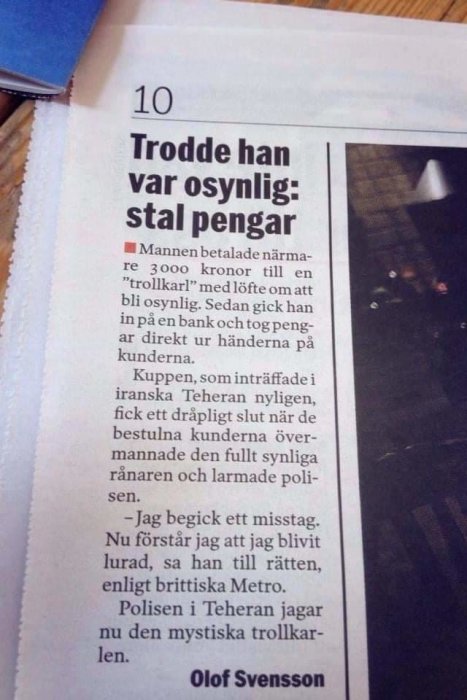 Utdrag ur tidningsartikel med rubriken "Trodde han var osynlig: stal pengar" och text om en misslyckad kupp.