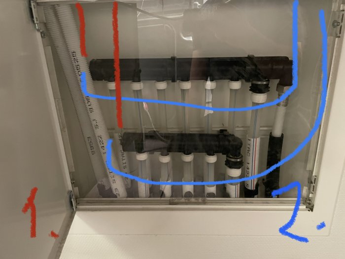 Fördelarskåp med markerade rördragningar, alt 1 rakt ovanifrån och alt 2 snett, för tappvattenanslutning.