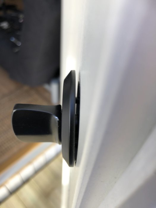 Nyinstallerat lås på dörr med en skruv som sticker ut några millimeter.