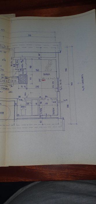 Arkitektritning av husplan där dörröppning utan synlig balk diskuteras.