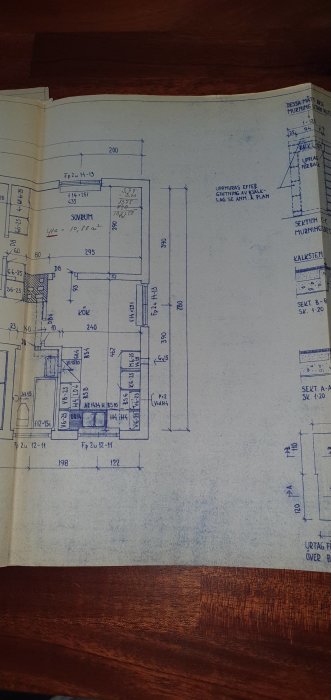 Arkitektritning över en byggnadsplan som visar en plans layout med mått och rum.