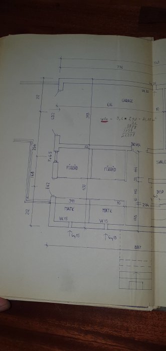 Arkitektritning av en husplan som visar rumsuppdelning och mått.