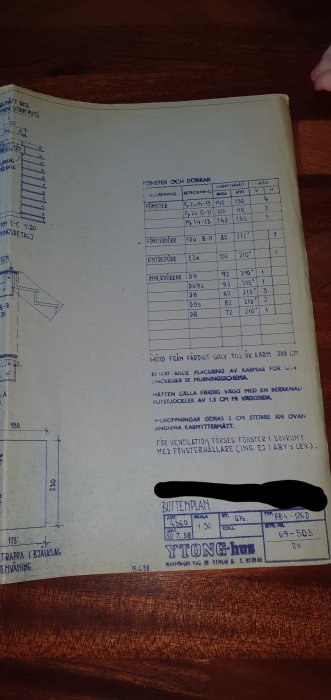 En öppen bygghandbok med tekniska ritningar och tabeller för ett hus byggt av Ytong lättbetong visar mått och specifikationer.