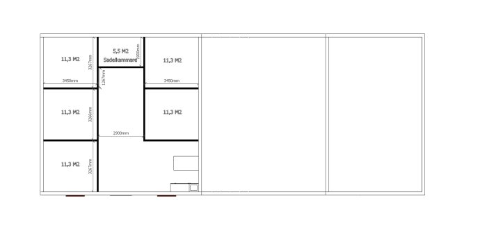 Planritning med mått för ladugårdsbygge inklusive stall, sadelkammare, snickarverkstad och garage.