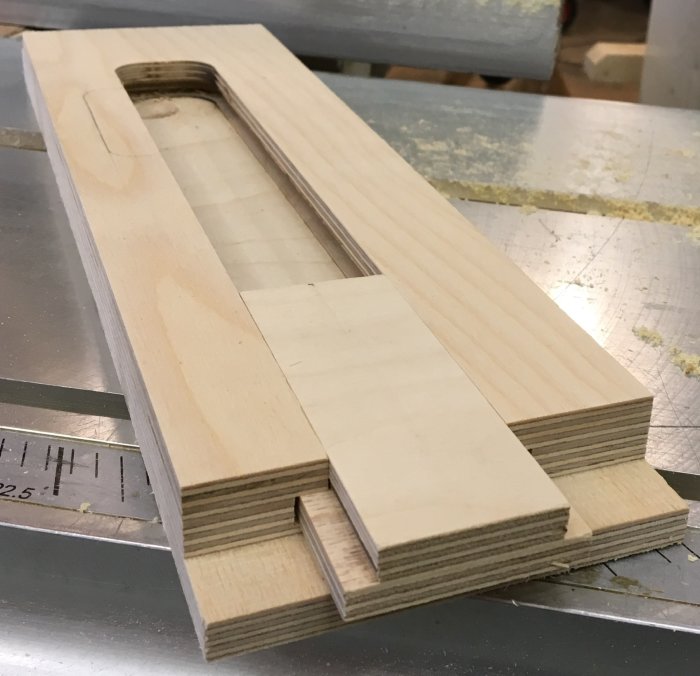 Trägigg under konstruktion med fräst spår och precisionsborrat hål, limmat av flera lager plywood.