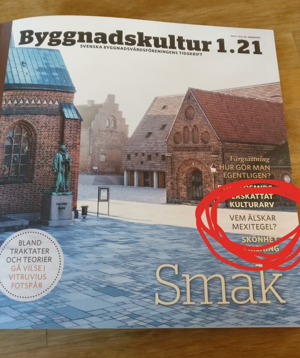 Tidningsomslag för "Byggnadskultur 1.21" med foto av historiska byggnader och rubriker om kulturarv och arkitektur.