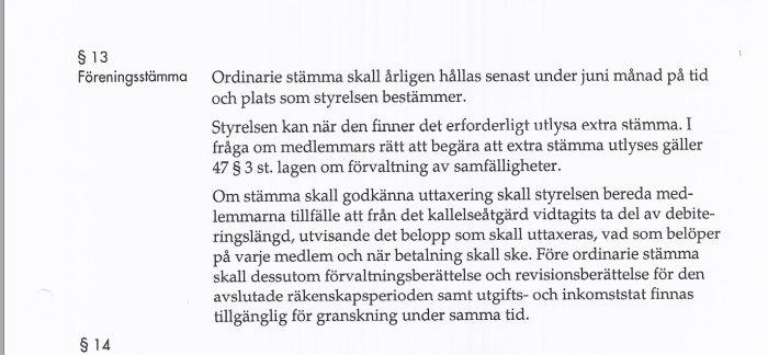 Bild av ett dokument som visar paragraf 13 och 14 från en vägförenings stadgar som handlar om föreningsstämma och ekonomisk transparens.