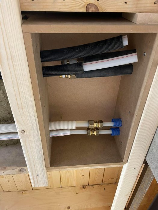 Uponor/Wirsbo/TA fpl-px koppling med rör i stödhylsa under trälucka, visar anliggningsytor och montering.