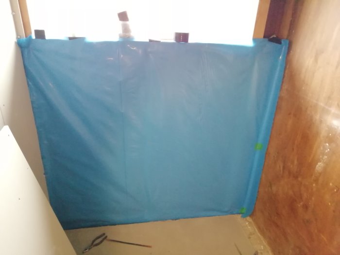Renovering med ny ångspärr som möter gammal ångspärr, uppfäst mot reglarna i ett hörn av rummet.
