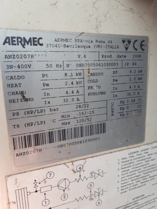 En Aermec värmepumpsetikett med tekniska data och ett elektriskt schema.