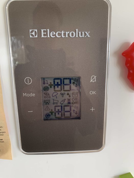 Display på en Electrolux kylskåp med alla symboler upplysta och inget felmeddelande.