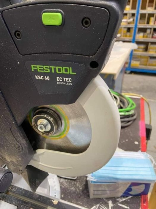 Närbild på en Festool KSC 60 EC TEC borstlös cirkelsåg med fokus på sågbladet och märkeslogo.