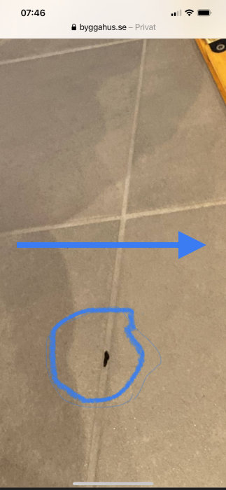Kaklat golv med synliga porer och markeringar som visar ett potentiellt problemområde.