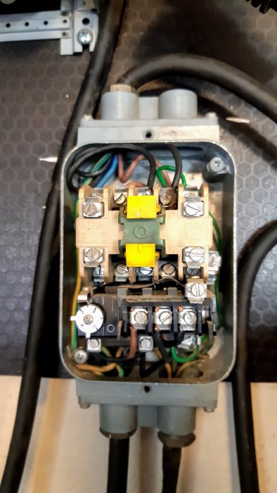 Elektrisk kontaktor med inkopplade kablar och säkringar, problem med start beskrivet i text.