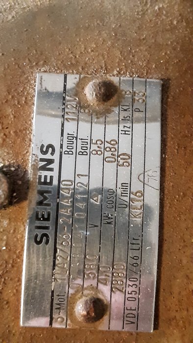 Närbesiktning av en Siemens typskylt på elektrisk utrustning med specifikationer och modellnummer.