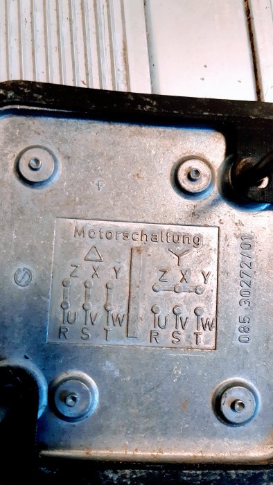 Motorschaltung-schema på en elektrisk apparat med märkningar för olika kopplingar och kabelföringar.