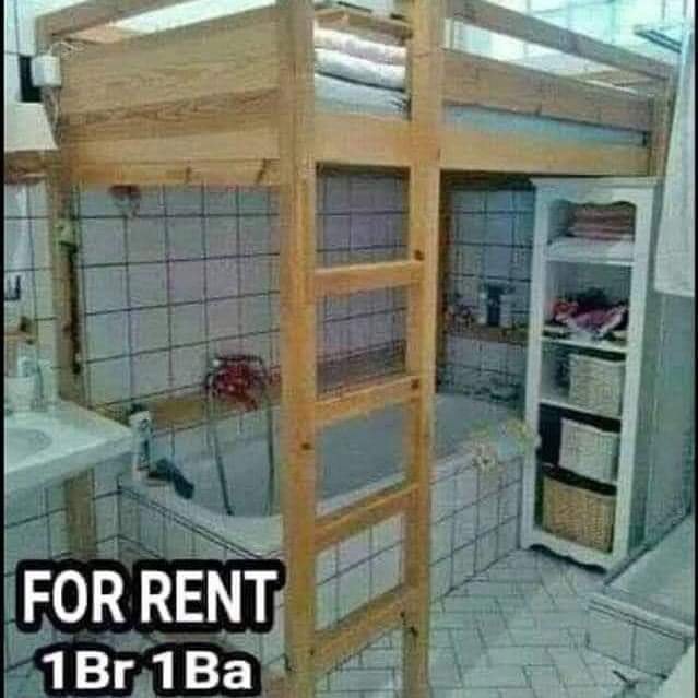 Loftbädd ovanför badrum och kök med texten "FOR RENT 1Br 1Ba".