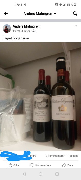 Vinflaskor på en hylla, inkluderar rödvinet Château Jean Faux och Saint-Julien.