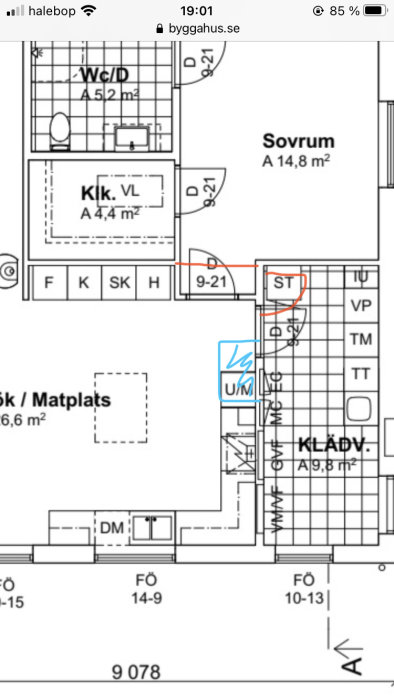 Ritning av bostadsplan med förslag på omplacering av dörrar och apparater i kök och tvättstuga.