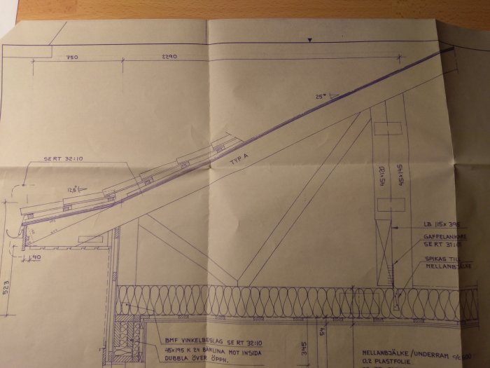 Ritning av takstolskonstruktion med dimensioner, vinklar och detaljnoteringar för en byggnads takstruktur.