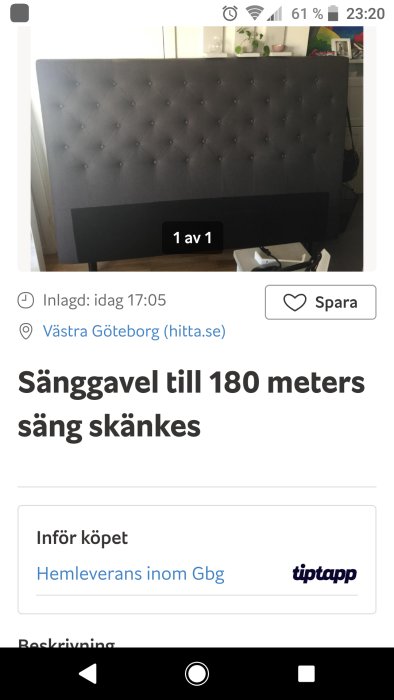 Grå stoppad sänggavel med knappdetaljer för 180 cm säng.