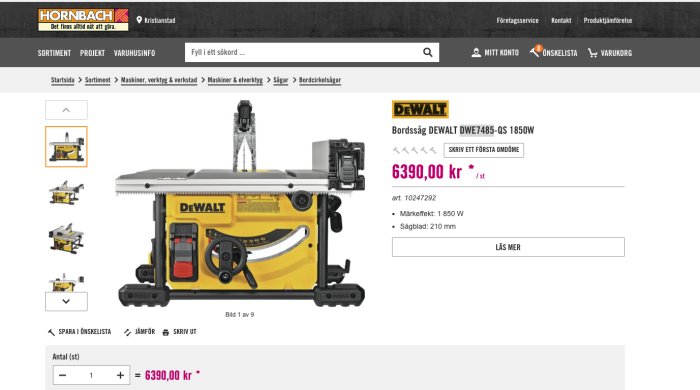 Bordssåg DEWALT DWE7485-QS 1850W med gultonad bas och svart arbetsbord, visad från sidan på en webbsida.