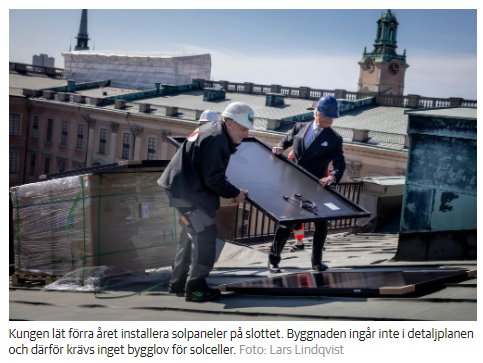 Arbetare installerar solpaneler på taket av ett historiskt slott under blå himmel