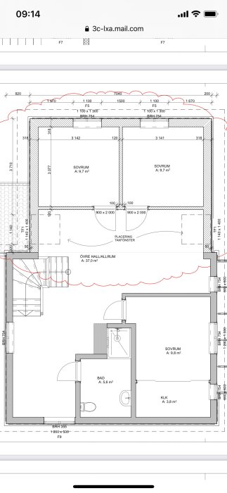 Arkitektritning av ett hus med markerade takfönsterstorlekar och rumslayout.