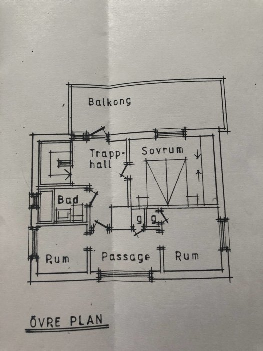 Handritad planritning av övervåning med beteckningar för rum, balkong, trappa och badrum.