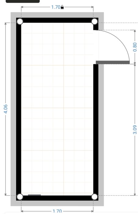 Ritning av ett badrum med måttangivelser, två ytterväggar och position för ventilation i ena hörnet och ovanför dörren.