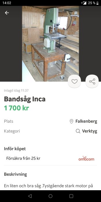 Vertikal bandsåg från Inca på arbetsbänk i ett verkstadsutrymme med träväggar.