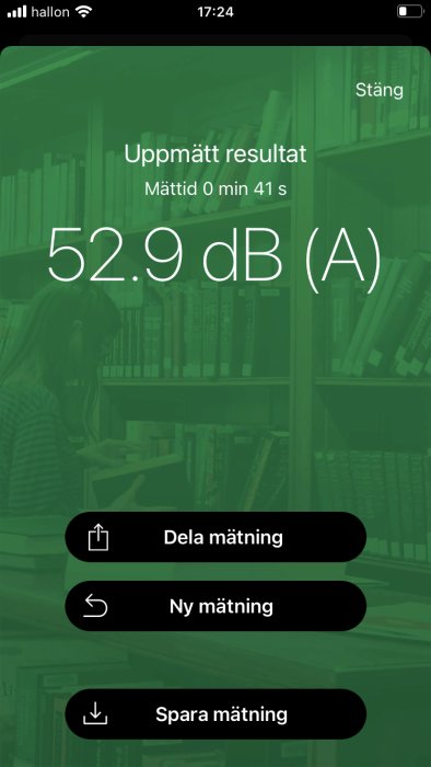 Skärmdump av ljudmätningsapp visar 52.9 dB, bakgrund av suddiga bokhyllor.