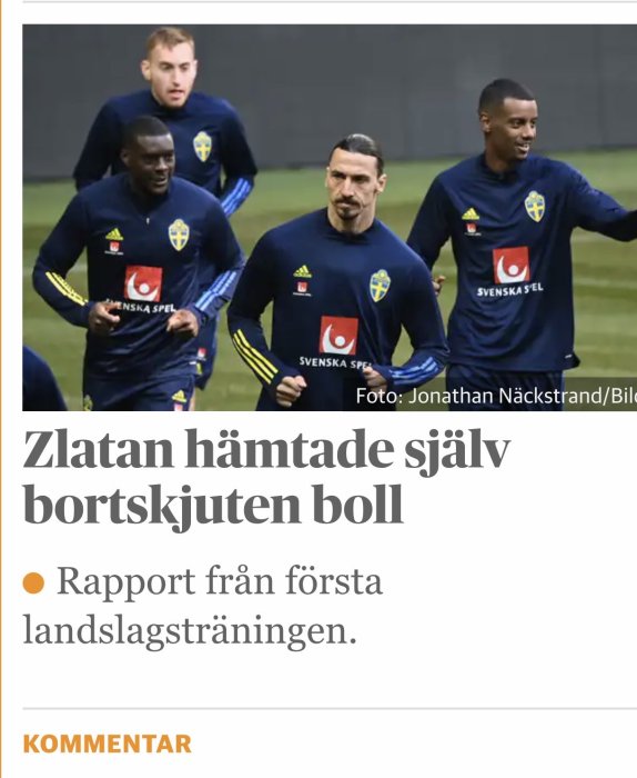 Zlatan Ibrahimović löptränar tillsammans med lagkamrater på fotbollsplan.