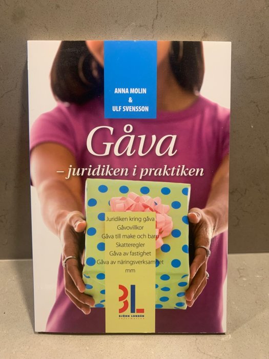 Bokomslag för "Gåva - juridiken i praktiken" av Anna Molin & Ulf Svensson, förlag Björn Lundén.