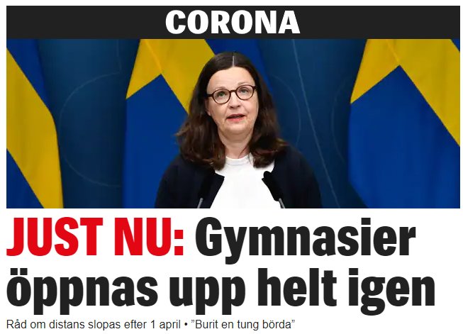 Kvinna framför svenska flaggor talar på presskonferens med rubriken om gymnasiernas öppning och distansråds slopande.