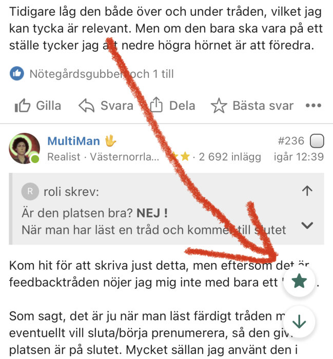 Skärmdump av ett diskussionsforum med inlägg om bevakningsfunktion, markerad med röd pil och stjärna.