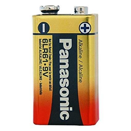 Panasonic alkaliskt 9V-batteri på en vit bakgrund.