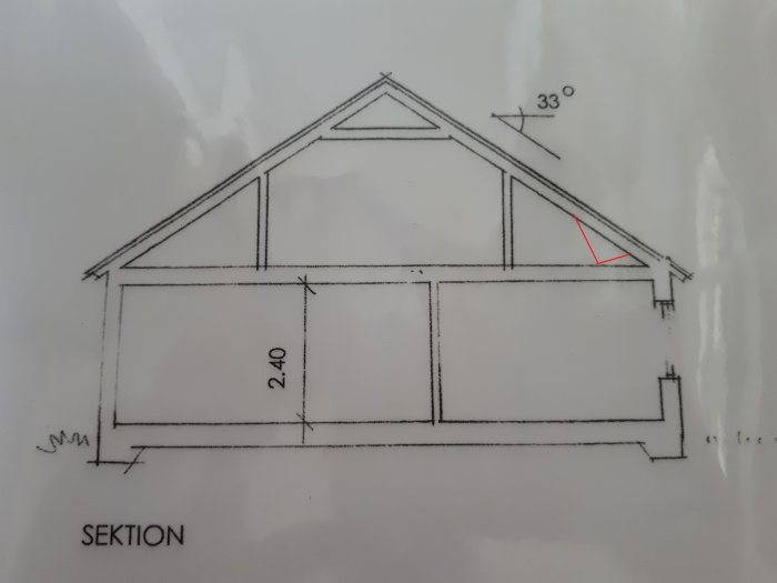 Ritning av sektion inomhus med markerad del i rött som illustrerar stöttan under takstolen.