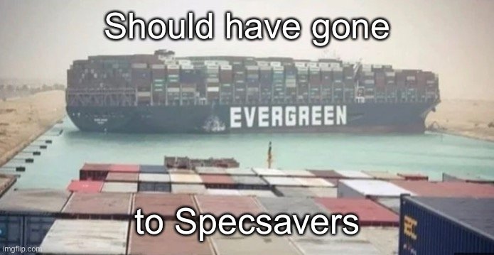 Containerfartyg fastnat i kanal med texten "Should have gone to Specsavers".